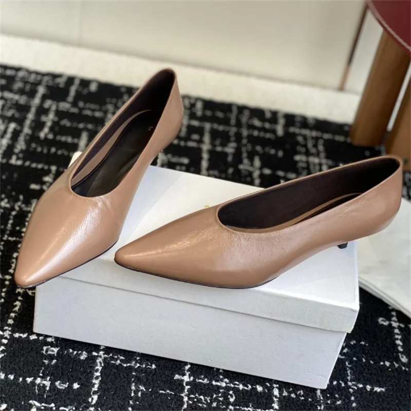 The new high-heeled shoes are made of lamb leather, with a pointed toe and a 4CM cat heel curved design. They are lined with she