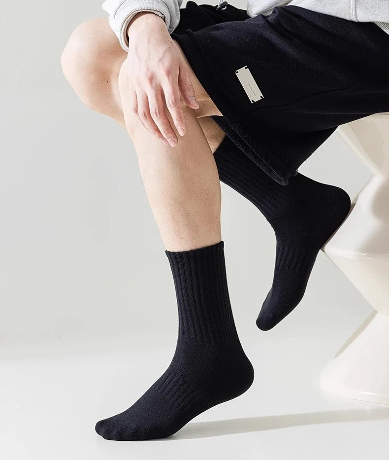 8/4 Pairs of Fashionable Classic Women's Mid-Calf Socks, Black and White Sports Socks, Suitable for Both Men and Women, Large Size Women's Socks: Size 36-43, Soft and Breathable for Spring, Summer, and Autumn, Simple Style, S