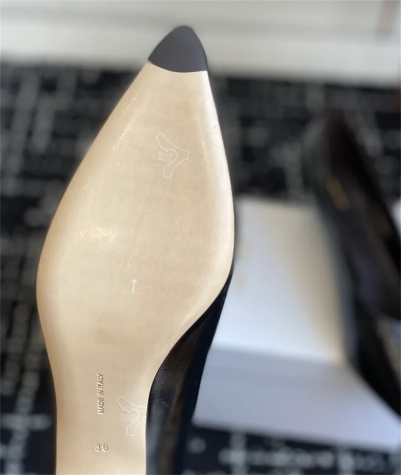 The new high-heeled shoes are made of lamb leather, with a pointed toe and a 4CM cat heel curved design. They are lined with she