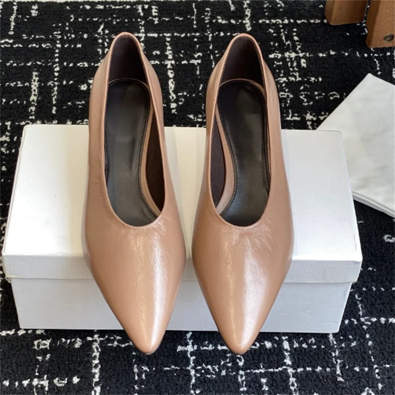 The new high-heeled shoes are made of lamb leather, with a pointed toe and a 4CM cat heel curved design. They are lined with she