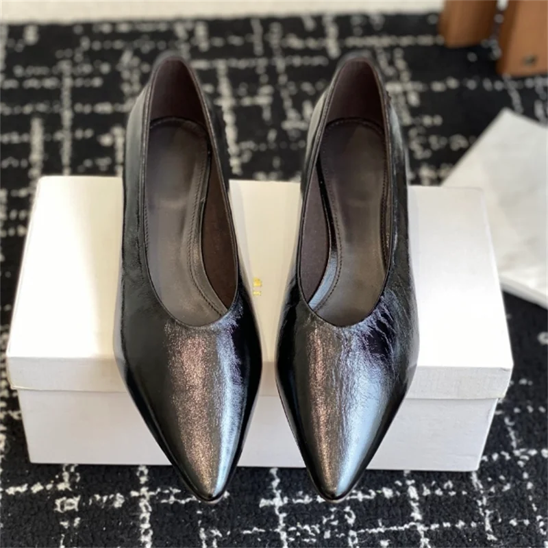 The new high-heeled shoes are made of lamb leather, with a pointed toe and a 4CM cat heel curved design. They are lined with she