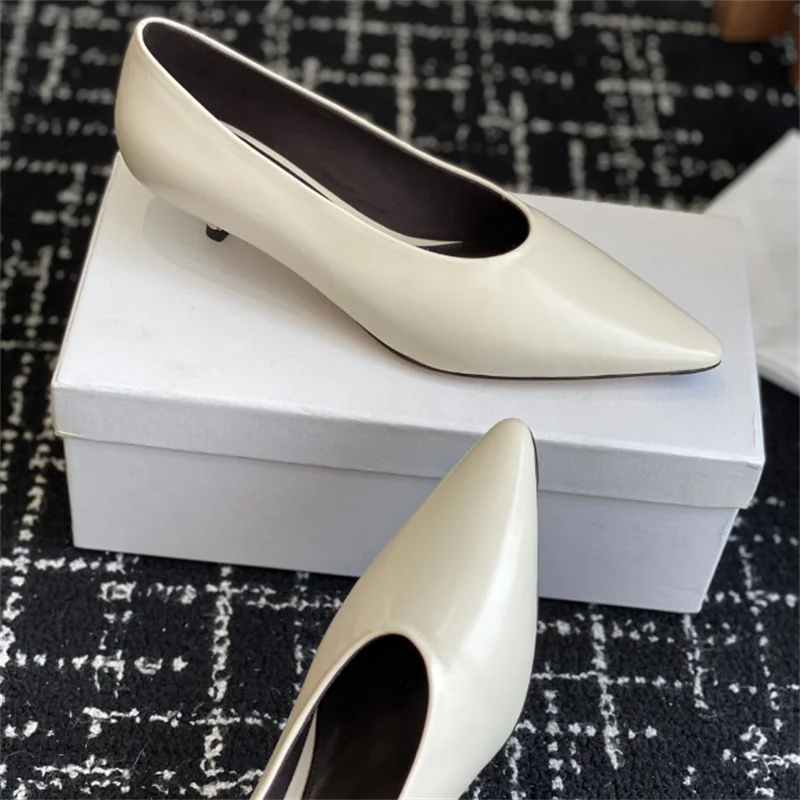 The new high-heeled shoes are made of lamb leather, with a pointed toe and a 4CM cat heel curved design. They are lined with she