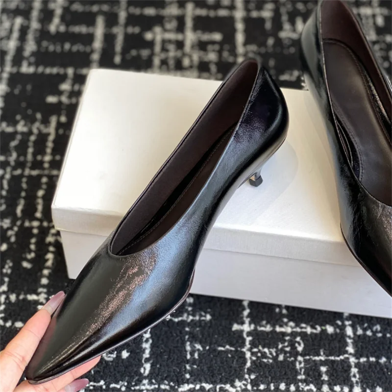 The new high-heeled shoes are made of lamb leather, with a pointed toe and a 4CM cat heel curved design. They are lined with she