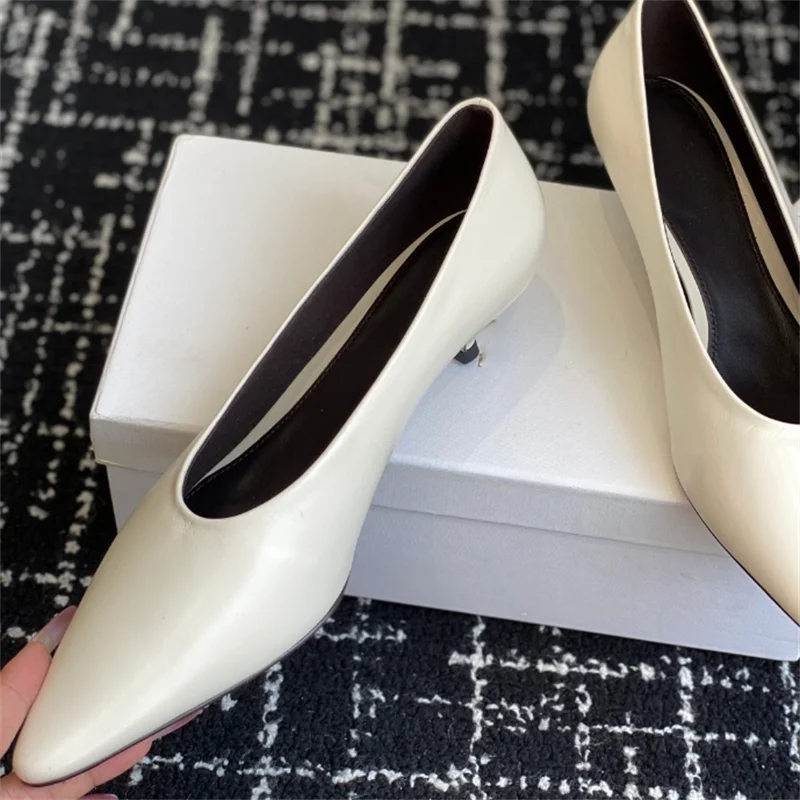 The new high-heeled shoes are made of lamb leather, with a pointed toe and a 4CM cat heel curved design. They are lined with she