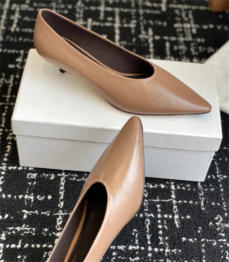 The new high-heeled shoes are made of lamb leather, with a pointed toe and a 4CM cat heel curved design. They are lined with she