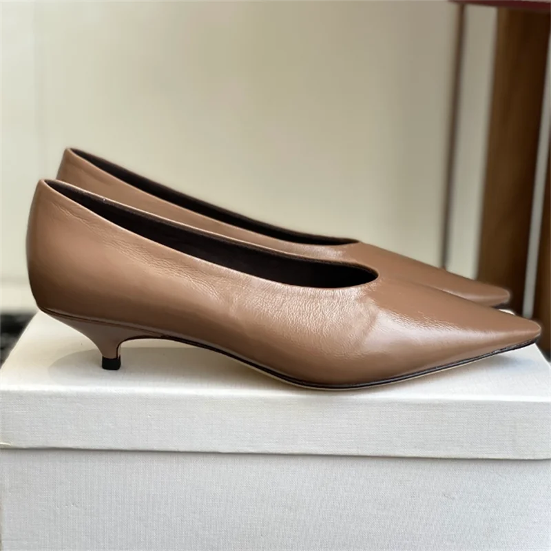 The new high-heeled shoes are made of lamb leather, with a pointed toe and a 4CM cat heel curved design. They are lined with she