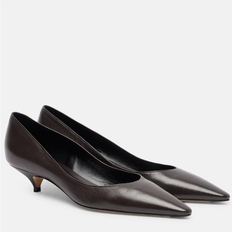 The new high-heeled shoes are made of lamb leather, with a pointed toe and a 4CM cat heel curved design. They are lined with she