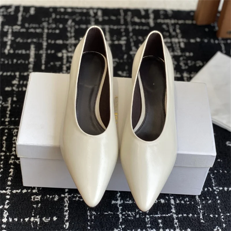 The new high-heeled shoes are made of lamb leather, with a pointed toe and a 4CM cat heel curved design. They are lined with she