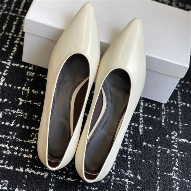 The new high-heeled shoes are made of lamb leather, with a pointed toe and a 4CM cat heel curved design. They are lined with she