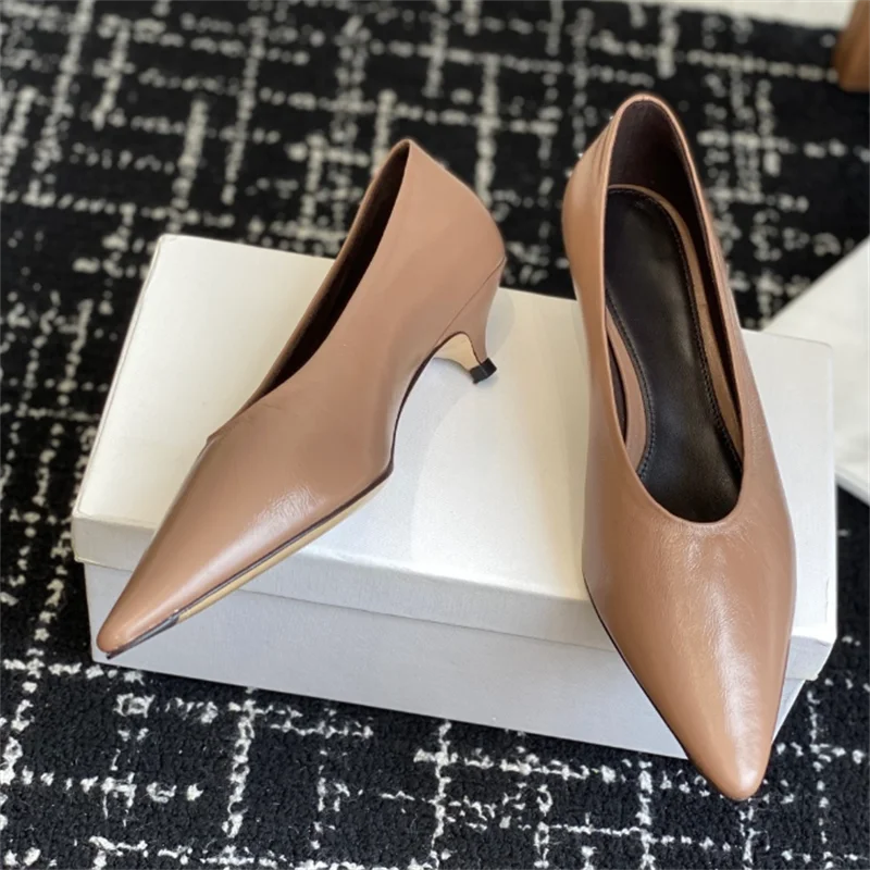 The new high-heeled shoes are made of lamb leather, with a pointed toe and a 4CM cat heel curved design. They are lined with she