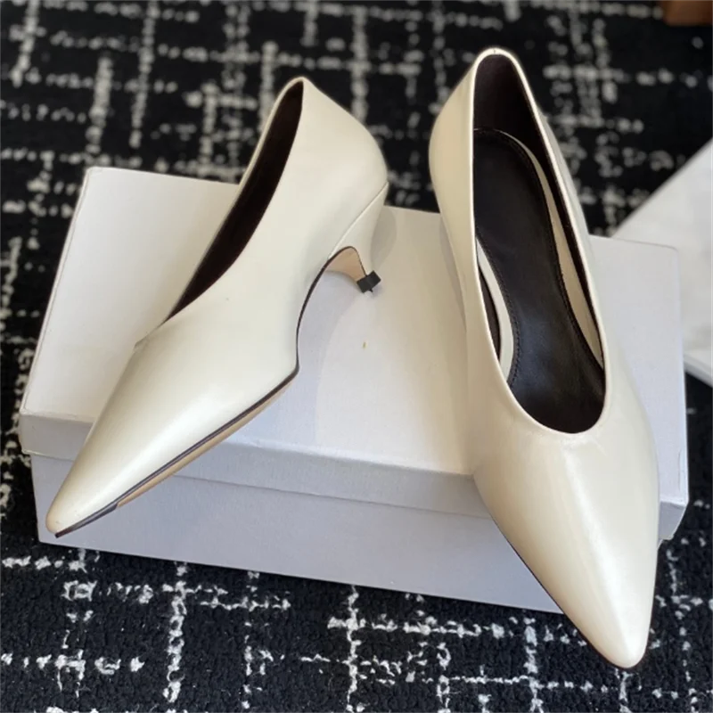 The new high-heeled shoes are made of lamb leather, with a pointed toe and a 4CM cat heel curved design. They are lined with she