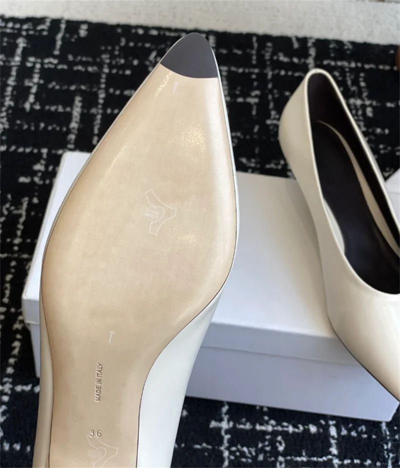 The new high-heeled shoes are made of lamb leather, with a pointed toe and a 4CM cat heel curved design. They are lined with she