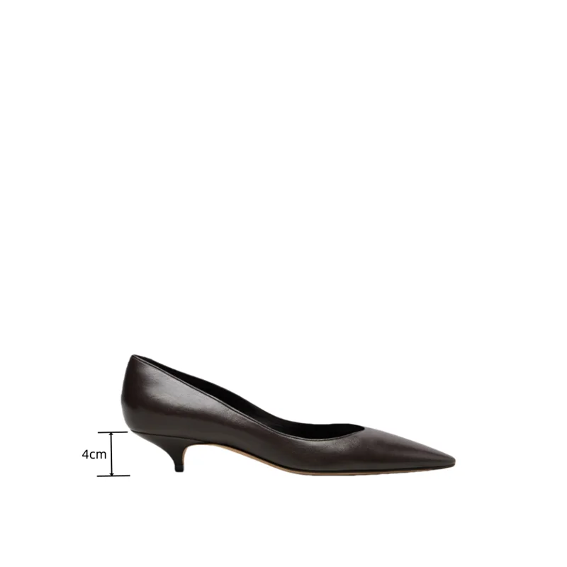 The new high-heeled shoes are made of lamb leather, with a pointed toe and a 4CM cat heel curved design. They are lined with she