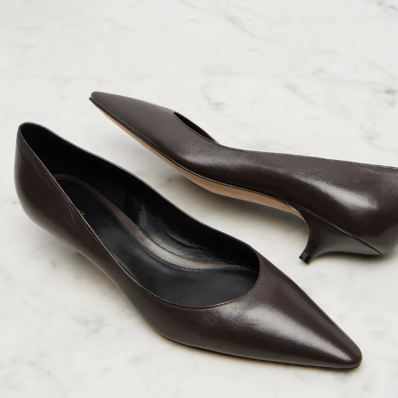 The new high-heeled shoes are made of lamb leather, with a pointed toe and a 4CM cat heel curved design. They are lined with she