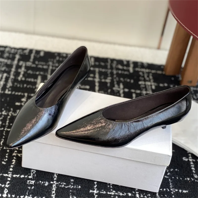 The new high-heeled shoes are made of lamb leather, with a pointed toe and a 4CM cat heel curved design. They are lined with she