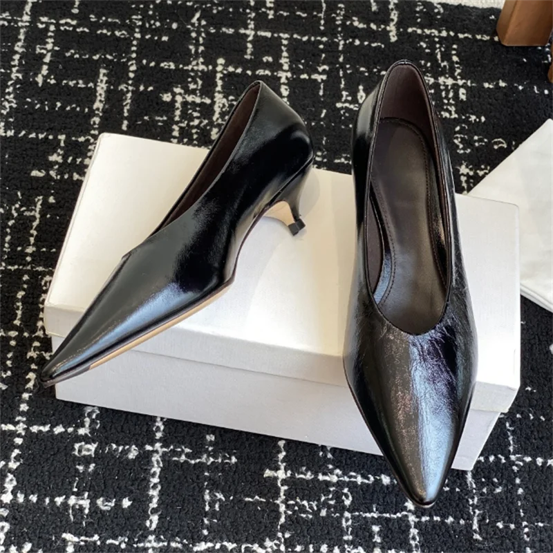 The new high-heeled shoes are made of lamb leather, with a pointed toe and a 4CM cat heel curved design. They are lined with she