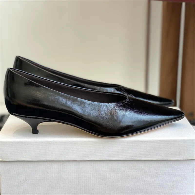 The new high-heeled shoes are made of lamb leather, with a pointed toe and a 4CM cat heel curved design. They are lined with she