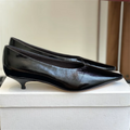 The new high-heeled shoes are made of lamb leather, with a pointed toe and a 4CM cat heel curved design. They are lined with she