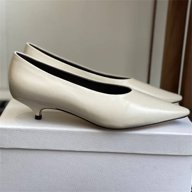 The new high-heeled shoes are made of lamb leather, with a pointed toe and a 4CM cat heel curved design. They are lined with she