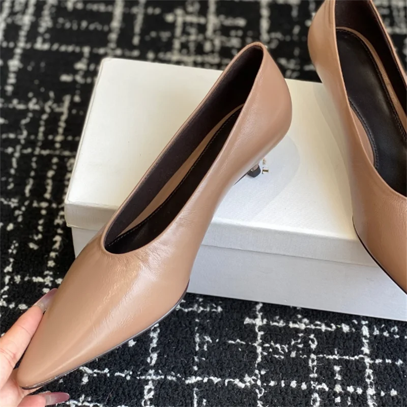 The new high-heeled shoes are made of lamb leather, with a pointed toe and a 4CM cat heel curved design. They are lined with she